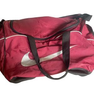 Nike Burgundy Sports Bag larges bottom measures 19 x 12 side pockets
G54